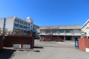 1977(昭和52)1月創立、同4月の開校から来年度(2026年度)に50周年を迎える新羽高校(イメージ、2024年2月)