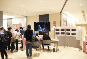 昨年(2025年)10月に新横浜駅ビル内の商業施設「キュービックプラザ新横浜」で初開催「ピンクリボンフェスタ(Pink Ribbon Festa)2025」イベント企画のチャレンジも