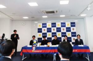 2026年度男子部の神志那（こうじな）太一主務の司会進行で会見がスタートした