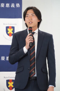 黄（ファン）監督は2021年から監督に就任。「小熊選手が4年生になって主将になったタイミングだったか、私のところに来て『プロサッカーを目指したい』と意思表明をしてから、主将としての責任感、また自分でプロを目指すと決めたこともあり（その成長は）目を見張るものがありました」と小熊選手が大きく成長した日々を振り返っていた
