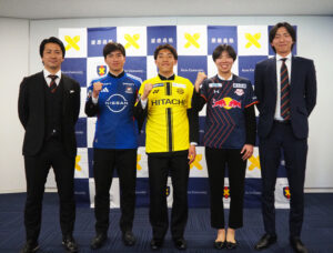 慶應義塾体育会ソッカー部「プロ内定会見」に臨んだ中町監督、田中選手、角田選手、小熊選手、黄（ファン）監督（左より）（2月3日、慶應義塾大学三田キャンパス東別館）