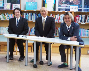 50周年事業の成功のために尽力してきた館校長、竹﨑会長、前PTA会長の波多野大実行委員長（左より、2025年12月の記念イベント時）