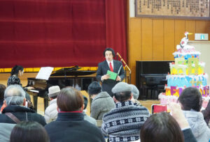 まずは賛助出演の館校長が元保護者の城戸口和希さんのピアノ伴奏で「鱒(ます)」と「帰れソレントへ」をバリトンの歌声で披露しました