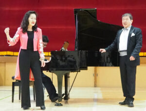 齊田晴仁さんの妻でオペラ歌手の齊田正子さんがサプライズ出演。ソロで「アレルヤ」、また晴仁さんとともに「オペラ『椿姫』より乾杯の歌」、またアンコールの2曲も披露しました