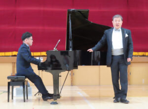 そしていよいよ“歌う耳鼻科医”としての日々を送ってきた校医の齊田晴仁さんが、江澤隆行さんのピアノ伴奏でテノール歌手として登場。「サンタ・ルチア」「オー・ソレ・ミオ」「グラナダ」「荒城の月」「待ちぼうけ」「松島音頭」そして「浜辺の歌」を披露しました