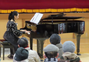 続けて城戸口和希さんが「ユー・レイズ・ミー・アップ(You Raise Me Up)」をピアノ独奏で披露しました