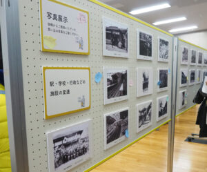 100年の歴史を飾る写真やパネルの展示に多くの人々が見入っていました
