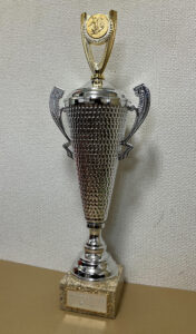 大会トロフィーはいずれのチームの手に?(主催者提供)