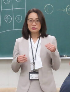 最後にあいさつを行った小島由美校長は「実際に、横浜市を動かしている(議員の)皆さんとこのような形で話をするということは、学校の授業で学んでいることがどのように発展し(市政に)入っていくのかということにつながると思います。また授業にもより身が入っていけるのではないかと期待しています」と、この日の“学びの成果”への期待感を示していました