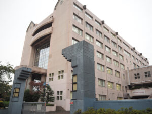 1900(明治33)年の創立から125周年を迎えた横浜平沼高校。横浜駅の相鉄側出入り口から徒歩約10分、相鉄本線平沼橋駅から徒歩約3分の交通至便な場所にある(2025年10月)