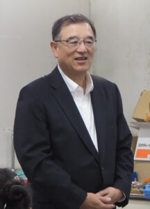 「こども・子育て横浜市会議員連盟(こども議連)」会長の渋谷健(たけし)市議がまずはあいさつ。渋谷市議も県立横浜緑ヶ丘高校(中区本牧緑ヶ丘)出身。高校生からの“招待”である今回の企画への感謝の言葉を述べた後、「議員と話す機会などあまりないでしょうから、肩の力を抜いて、(市議らを)先生などと呼ばずに、心を通じ合って語り合ってもらえれば。いい結果が出るようにと祈っています。頑張ってください」との激励の言葉を送っていました