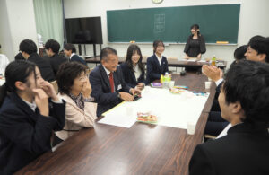 「高齢者の免許返納と交通手段の確保」と「男性の育児休業取得率向上」についての活発な意見交換はもちろん、あたたかな交流の場が持たれた