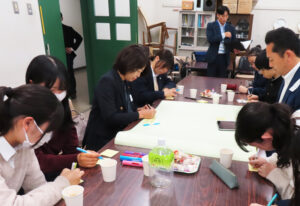 まずは1つ目のテーマ「高齢者の免許返納と交通手段の確保」についての考察を真剣に行う姿も。生徒たちが決めた議題とあって、市議たちが真剣にテーマに向かい合う姿が見られていました