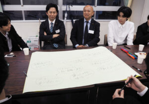 模造紙への意見集約を鮮やかに行うチームも。「コミュニティバス」の運行や「ドローンでの人の移動」、バス停までの歩道の整備や一部の時間帯のタクシー無料運行といった意見が上がった班もありました