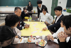 司会進行は共催者でもある一般社団法人横浜イノベーション推進機構(中区本町)の黒澤史津乃代表理事が担当。各テーブルでは世代を超えての議論が交わされました