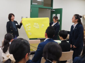 平沼高校での参加者は昨年の6人を大きく上回る28人に上り大盛況。女子が半数を占め、発表も活発に行っていました