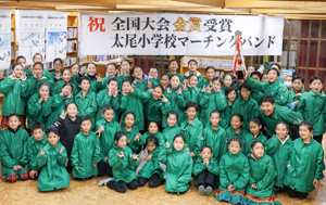 躍動感あふれる演奏もマーチングバンドの魅力の一つ（同）