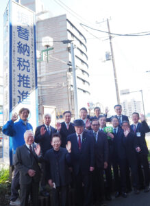 綱島街道沿いの綱島交差点（綱島東1）「なごみ花壇」内にある大型看板“シンボル塔”のリニューアル完成を祝う「記念式典」が行われた。港北区からは調整役を担った小松担当課長が港北区長に代わり出席した（2月3日）