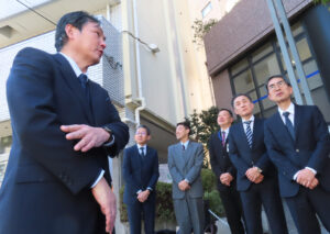 まずは神奈川税務署の黒木総一郎署長（最左）から「皆様のご理解のもと、非常に目立つ場所に、これだけの素晴らしい“キャッシュレスタワー”が建っているところも、なかなか、管内を見渡してもない。キャッシュレスの推進に向けて、ご協力いただきありがとうございます」との言葉が述べられた