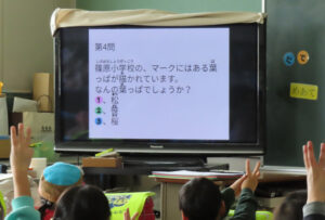 1年生クラスでも一人ひとりが手を上げて楽しそうに回答していた