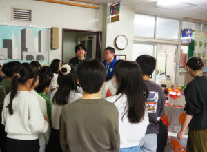 記念式典を終え、学校統括を担当する木村正人教諭らが30人以上の5・6年生による運営委員メンバーの“成果”を称えていた