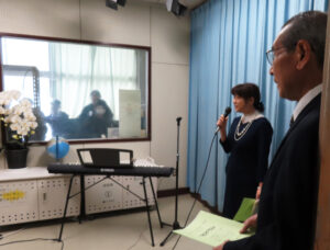 会場を当初予定していた体育館から変更し放送スタイルでの「65周年記念式典」の実施に。まずあいさつした岩元カオリ校長は「今日は嬉しい日ですね。 篠原小学校が 65歳になりました。これからもどんどん篠原小が続いてほしいですね。これまでに篠原小学校を卒業した人は 7565人だそうです。 今年、 6年生が卒業したら 7600人を超えます。すごいですね。これからもますます篠原小学校が発展するといいなと思っています」との想いを語っていた