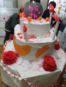 高さ約120センチメートルの「クラフトケーキ」が放送室前に登場