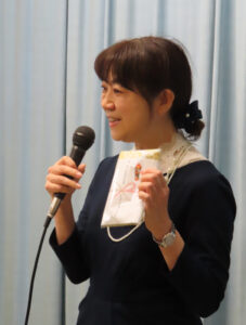 子どもたちが準備を進める一方で、地域の人々を中心とした「65周年記念実行委員会」(松田正樹実行委員長=篠原小学校学校運営協議会会長)もこれを応援。記念品として「学ぶ つながる 篠原の子 Together as one」とメッセージも記された記念のオリジナルタオルや航空写真入りのクリアファイルも配布された