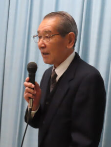 第1期生の加藤修さん(富士塚自治会会長)がゲストに招かれ「歴史トーク」を実施。加藤さんは4年生(10歳)の時に港北小学校(菊名2)の「篠原分校」として篠原小学校が設立された歴史を説明。「当時の学校周辺は全て畑で、学校の通りも狭い農道でした。現在の図書室がある建物の横に木造3階建ての校舎があって、防災倉庫がある場所に教室が建っていました」と語り、「富士山が完璧に見える環境で、竹やぶが子どもたちの遊び場でした」と、懐かしそうに当時の想い出を「生配信」の画面を通じて子どもたちに伝えていた