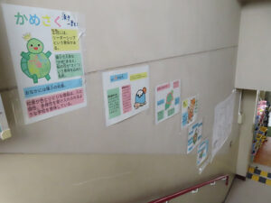 児童が考えた「記念マスコット」案を校内に掲出し人気投票を実施