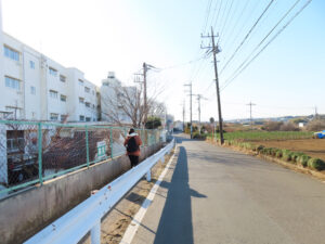 羽沢小学校は羽沢町の丘陵地帯に位置し学校の前には広々としたキャベツ畑が広がっている