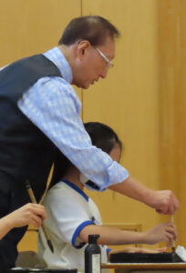 「忘れられない」一文字を書くためのサポートも行っていた