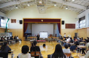 広々とした体育館に机とイスを教室から持ち込み、全学年での「未来の一字を紡（つむ）ぐ」特別授業がスタートした