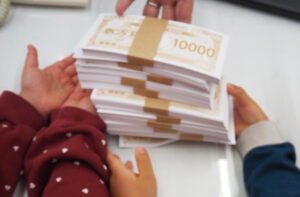 新綱島支店の内部に潜入、お金の「束」の質量感を感じる体験も