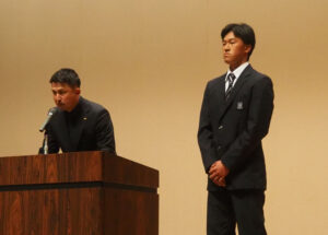 新羽高校の主将（キャプテン）で投手の新島結人（ゆいと）君は、今年のチームについて「打線がつながると強力。去年（2025年）春は1回戦で負けてしまったので、頑張っていけるところまで行きたい」との決意を表明。県大会に出場できたことについても、学校創立50周年を迎える“記念になる”と喜び、また慶應日吉台球場で初戦を迎えることについても「甲子園で全国優勝したチームのグラウンドで対戦できることは嬉しい」と語っていた