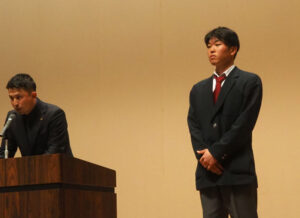 岸根高校の主将（キャプテン）で内野手の千田凌輔（りょうすけ）君は「バントや足を使うといった野球、“スモールベースボール”がチームの特徴。10年ぶり出場に向けて頑張って取り組んできました。目の前の一勝を目標とし1回戦を突破したい」と語っていた