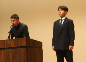 港北高校の内野手・杉山慎之介君は「個々の能力というよりは、チーム力が高く、周りが助け合えるチームです」と表現。「（学校のルールで）18時半までしか練習もできないが、効率重視の練習を行っています。ベスト16以上、一つひとつの試合を勝ち上がりたい」とも語っていた