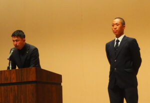 武相高校の2026年チームスローガンは「『自立』〜苦労なくして得るものなし」。ウォーミングアップの段階から表情、表現を大切にしていくことをモットーにしているという。約60人の部員が夏の第1シード（ベスト4）を目指し春の大会に挑むとのこと