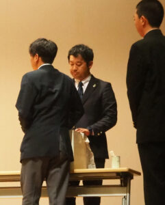 予備抽選を経て一人ひとりが壇上へ。くじを引く緊張の瞬間