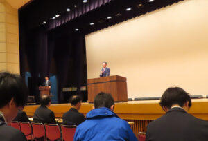 春のセンバツ甲子園に出場した横浜高校（金沢区能見台通）の村田浩明監督が昨年（2025年）秋の神奈川県大会抽選会時と同様に講演を行い、初戦での敗戦を報告。「負けた時のほうが学びを得られることがある」との言葉を集まった高校球児一人ひとりに伝えていた