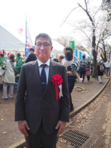 第45代署長として港北警察署に着任した橋谷田裕樹さん。「綱島公園桜まつり」の開会式でステージに登壇、激増している特殊詐欺への注意喚起を行った（3月28日）