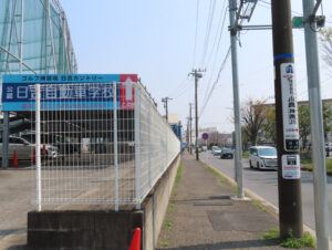 日吉自動車学校や北綱島ポンプ場にも近いバス通りの交差点（日吉7）は「3.1m」で日吉地区の最深浸水想定地点となっている（2026年3月）