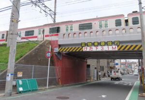 大曽根地区の最も低い浸水想定地点は大曽根1丁目の東急東横線の高架橋を挟（はさ）んだ2つの電信柱に掲出。線路沿いに掲出されているものを確認すると鶴見川から離れるに従（したが）って水位が下がり、この両地点では「1.2m」との水深となる見込み