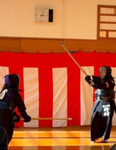 警察署内の道場で剣道に親しめる貴重な機会。神奈川県警主催の少年剣道大会に参加が可能、全日本に出場しているトップ選手の剣道を近くで見る機会もあるとのこと（港北少年剣道クラブ提供）