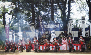 2024年開催時には着任したばかりの竹下港北区長（前任・当時）が小机初代城主の笠原越前守信為（かさはらえちぜんのかみ・のぶため）に扮（ふん）し「武者行列」と「武者出陣式」に挑んだ